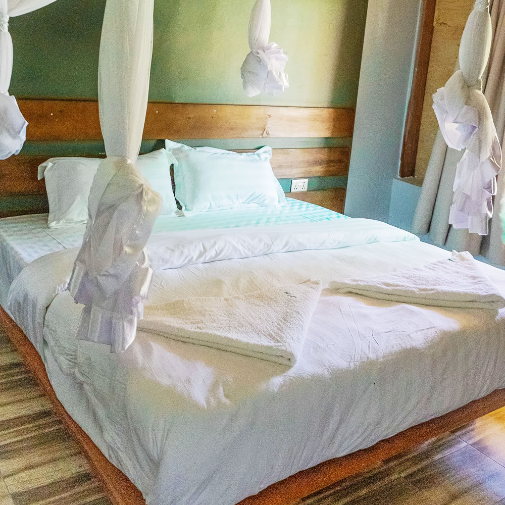 Basecamp Resort Mweya double room bed